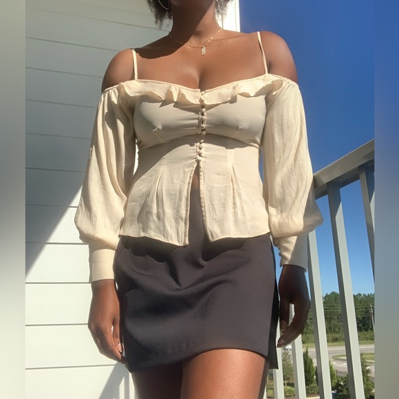❌SOLD❌Urban Outfitters Juliana Creme Cold Shoulder Button Down Top Size Medium - Picture 2 of 16
